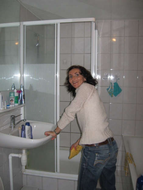 Tante Ellen boent de badkamer effies..