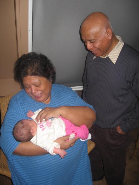 Hier sta ik op de foto met opa en oma Sahertian