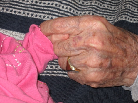 mijn hand, in de hand van overgrootopa Valk