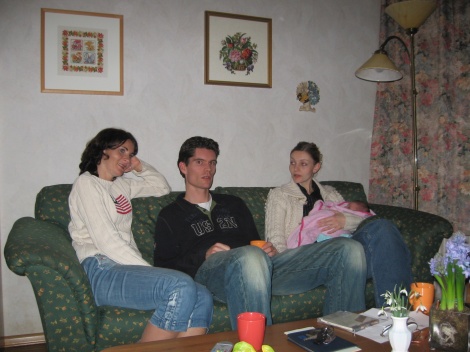 Op de bank met de tantes Ellen en Corrintha en oom Stefan...