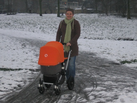 Met mama buiten gewandeld..was voor het eerst in mijn leven dat ik sneeuw zag!