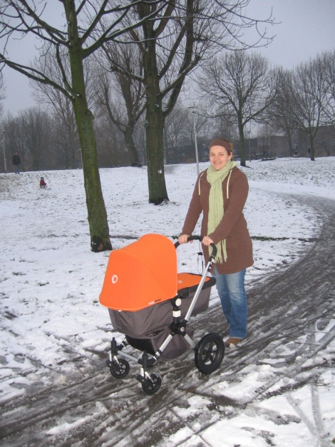 Kijk,...mama weer met mij in de wandelwagen...