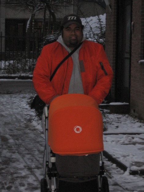 En papa was natuurlijk ook mee naar buiten toen ik voor het eerst de sneeuw in ging!