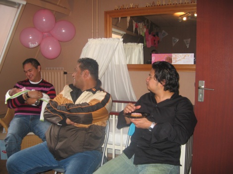 De ervaren pappies checken even of alles goed gaat bij Jambo...tuurlijk gaat het goed!hahaha..