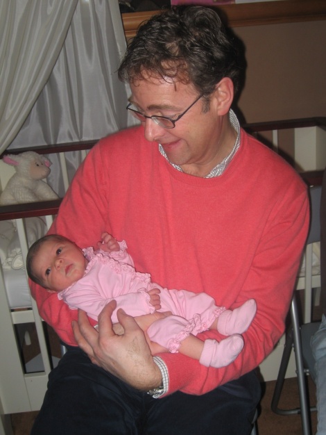 Bij Arnjan in zijn armen...deze meneer heeft zelfs mijn mama (als kleine baby) ook zo in zijn handen gehad..oud is ie dan he..?!?!