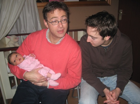 Arnjan praat met mama...en ondertussen zat Martijn met mij te flirten...