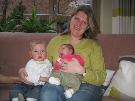 Dit is een leuke foto met Wilma (vriendin van mama en papa) en haar dochtertje Lisa